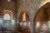 <center>Les Arcs sur Argens : La chapelle Saint Pierre.</center>En bas, les deux travées de la nef nord, du XIIIe siècle, dans le style roman.