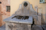 <center>Les Arcs sur Argens.</center>La fontaine du Thélon.
Créée en 1667, elle est « utile aux habitants (...) qui sont fort éloignés des autres fontaines du lieu ».
Dans le bestiaire médiéval, les lions sont souvent associés à la vigilance. C’est pourquoi il est fréquent de les retrouver encore aujourd’hui sur les portes et les fontaines.