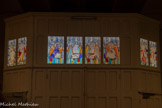 <center>Les Arcs sur Argens : L’église Saint Jean Baptiste.</center>A l'entrée, les vitraux représentent : au centre les allégories des quatre évangélistes (l'aigle de St Jean, le taureau de st Luc, le lion de st Marc et l'homme de st Matthieu) ; à gauche, st Sébatien et st Paul ; à droite, st Pierre et st Jean-Baptiste.