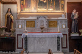 <center>Les Arcs sur Argens : L’église Saint Jean Baptiste.</center>Statue de Sainte Thérèse de Lisieux, de chaque côté du tabernacle la descente de croix et la mise au tombeau, statue de Saint Antoine de Padoue.