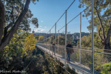 <center>Trans-en-Provence.</center>Pas moins de 5 ponts enjambent déjà la Nartuby. Magnifiques ouvrages de pierre aux arches massives qui en imposent par leur sagesse. D’abord le pont vieux dit médiéval, à l’entrée des cascades, puis le «pont neuf» ou grand pont achevé en 1779 sur la route de Draguignan. Bâti puis reconstruit en 1803, le pont Bertrand, au cœur du village, domine le saut de la rivière. En 1892, le pont de La Motte voit le jour et ce n’est qu’à la fin des années 80 que sera construit le pont de la voie de contournement. La passerelle himalayenne : 70 m, de longueur et 30 m de hauteur ; 2 portiques de 5 m de haut et de 750 kg chacun ;
8 haubans reliés à des ancrages (barres d'acier) scellées dans le sol jusqu'à 10 m de profondeur.