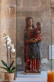 <center>Trans-en-Provence : église Saint-Victor.</center>Notre-Dame de Saint-Victor.
Vierge Polychrome du XVIème Siècle sculptée dans un tronc de noyer et sauvée de la destruction en 1793 par un jeune Transian, Jean Bertrand, qui est allé la chercher dans le canal des Vignarets où elle avait été jetée par les révolutionnaires. Plus tard, la famille Agnès, héritière de la famille Bertrand, emporta la statue et la conserva chez elle à Toulon. En 1993, elle décida de la restituer à la paroisse de Trans, pour qu’elle retrouve, deux siècles après, une place honorable dans l’église.