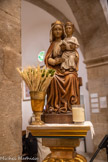 <center>La chapelle Sainte Roseline.</center>Vierge à l'Enfant tenant un oiseau.