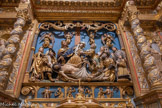 <center>La chapelle Sainte Roseline.</center>La Descente de Croix au centre date du XVIe s. elle est exceptionnelle par son ampleur et parce qu’il s’agit aussi d’une Mise au tombeau. A droite, le donateur de l’œuvre figure agenouillé sur un coussin, accompagné de saint François d’Assise. A gauche, la donatrice prie, debout, à l’arrière-plan, accompagnée de sainte Catherine d’Alexandrie qui surmonte son persécuteur l’empereur Maxence, placé à ses pieds. On a proposé de reconnaître dans le donateur Louis de Villeneuve, premier marquis de Trans (1440-1516).
Ce groupe sculpté, peint et doré conserve la composition d’une Mise au tombeau gothique, mais les costumes sont bien du XVIe s. et le réalisme rappelle les ateliers brabançons ou picards. Pour son style, cet ensemble a été rapproché d’une Pietà conservée dans l’église du Muy et de l’Annonciation de l’église de Cogolin.