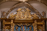<center>La chapelle Sainte Roseline.</center>Le couronnement représente la Crucifixion.