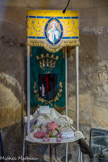 <center>Chapelle N.D. de Nazareth.</center>Socle de transport pour la Vierge lors des processions, avec le voile de protection de la Vierge lors des processions, brodé au fil d'or par les confréries de Saint Marcel. XVIIIe siècle..