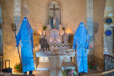 <center>Chapelle N.D. de Nazareth.</center>Au fond du chœur, se trouve la statue en bois doré à la feuille, de Notre-Dame de Nazareth datant du XVIIe siècle. La niche de l’abside est illuminée par une sorte de soupirail éclairant en contre-jour la statue de Marie.