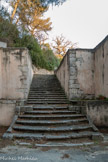 <center>Le château de Gueydan.</center>L'escalier qui monte au jardin.