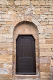 <center>Roquebrune-sur-Argens. </center>Chapelle Saint-Pierre-in-Vallis. La porte d'entrée est surmontée d'un tympans monolithique inscrit dans un arc en plein cintre. Les impostes supportant ce tympan sont décorées de rainures  profondes.