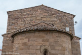 <center>Roquebrune-sur-Argens. </center>Chapelle Saint-Pierre-in-Vallis. Sur le chevet on distingue nettement la limite à deux pentes entre le mur du XIe siècle qui portait la charpente, et le remplissage rendu nécessaire par la construction de la voûte en berceau et qui se trouve en surélévation.