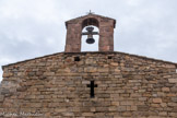 <center>Roquebrune-sur-Argens. </center>Chapelle Saint-Pierre-in-Vallis. Le pignon est percé d'une ouverture cruciforme désaxée par rapport à la porte et au clocher, sur la façade tournée vers l'ouest, au lieu d'un oculus circulaire d'après les principes des chapelles templières.