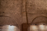 <center>Roquebrune-sur-Argens. </center>Chapelle Saint-Pierre-in-Vallis. L'arc doubleau qui sépare les deux travées. De part et d’autre des piliers, de grands arcs de décharge adossés aux murs sous-tendent un cordon de pierres taillées en « quart de rond » qui souligne le départ de la voûte.