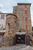 <center>Roquebrune-sur-Argens. </center>Tour Anfred. Elle est l’une des deux tours qui protégeaient, au sud, les remparts de la ville médiévale. La tour, comme l’ensemble des murs d'enceinte était recouverte d'un enduit à base de chaux empêchant ainsi les éventuels assaillants de prendre appui sur les pierres apparentes et de pénétrer dans le village. Elle fut arasée d’un étage au début du XXe siècle mais conserve en partie basse son glacis, empêchant le travail de sape des assaillants. Appuyée contre la tour se trouve la maison Ruette, appartenant, aux XIIe et XIIIe siècle, à l’Ordre du Temple, très présent sur la commune.