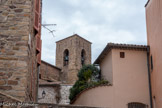 <center>Roquebrune-sur-Argens. </center>À 22 mètres, culmine le clocher de l'église datant du XVIe siècle. Il est ouvert par 4 baies ogivales et abrite 3 cloches datant de la fin du XIXe siècle.