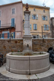 <center>Roquebrune-sur-Argens. </center>Fontaine neuve. On inaugura solennellement, en 1902, la fontaine neuve qui symbolisa dès lors le progrès au service de la République. Elle était alimentée avec l'eau de la Siagnole.