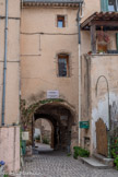 <center>Roquebrune-sur-Argens. </center>Le Portalet XIe siècle est la plus ancienne porte du castrum de Roca Bruna créé au Xe siècle. Dès le XIe siècle, elle permettait d’accéder à la basse-cour du domaine seigneurial. Elle devient ensuite l’entrée principale de la cité fortifiée.