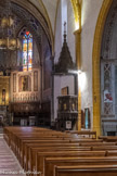 <center>Roquebrune-sur-Argens. </center>La chaire présente, dans le même esprit que les peintures murales, un décor néogothique, avec escalier de bois, cuve polygonale en fonte, décorée du Christ et des 4 évangélistes en bronze doré.