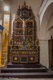 <center>Roquebrune-sur-Argens. </center>Retable de la Passion.
Il est constitué de 6 panneaux qui représentent des scènes de la vie du Christ, avec au centre, une Crucifixion. L’autel et l’encadrement en bois
peint et doré sont décorés de rinceaux avec rosaces, coupes et oiseaux.