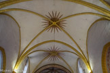 <center>Roquebrune-sur-Argens. </center>L'Église Saint-Pierre-Saint-Paul. Des soleils peints à la fresque décorent les croisées d’ogives à la voûte.