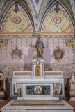 <center>Roquebrune-sur-Argens. </center>Chapelle Saint-Joseph.
Son autel est en marbre doré surmonté d’une statue de Saint-Joseph tenant par la main l’Enfant-Jésus.