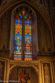 <center>Roquebrune-sur-Argens. </center>Les vitraux du Chœur. Sainte-Catherine et Saint-Pierre. En bas, peinture représentant Saint Pierre.