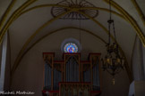 <center>Roquebrune-sur-Argens. </center>L'Église Saint-Pierre-Saint-Paul. Au-dessus de l'orgue, vitrail représentant la Vierge supportée par deux anges (Assomption ?).