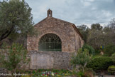 <center>Roquebrune-sur-Argens. </center>La chapelle Sainte-Anne. Le large portail percé dans sa façade contraste avec son minuscule clocheton.