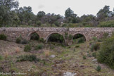 <center>Roquebrune-sur-Argens. </center>L'aqueduc des 25 ponts qui alimentait en eau la  Ffontaine Vieille. Il est longé par le sentier botanique.