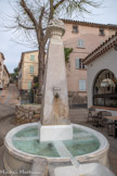 <center>Le Revest-les-Eaux.</center>La fontaine et l'ormeau. Cette fontaine a été donnée par la ville de Toulon. Elle devait commémorer la naissance du fils de Napolèon Ier.