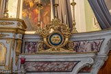 <center>Eglise abbatiale de St Pons</center>Porte-cierges : médaillon circulaire entourant deux coeurs enflammés et rayonnants porté par deux cornes d'abondance fleuries et rehaussé de rinceaux et d'acanthes (support d'un candélabre à cinq branches). Le Sacré-Cœur de Jésus, entouré de la couronne d'épines, surmonté d'une croix, est à gauche. Le Cœur Immaculé de Marie, entouré de roses, est à droite.