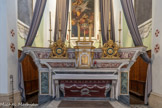 <center>Eglise abbatiale de St Pons</center>Maître-autel classique à tombeau décoré des symboles du martyre (palmes), surmonté de deux étages de gradins évasés. Ornementation de peintures en faux-marbre.