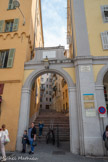 <center>Le Vieux Nice.</center>Place Saint-François. A gauche, bâtiments du XVe avec des bandes lombardes. A droite, bâtiments récents après la destruction par une bombe lors de la dernière guerre.