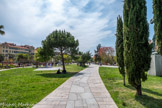 <center>La promenade du Paillon.</center>C'est un parc urbain allant du Théâtre National de Nice jusqu’à la mer qui a remplacé les jardins suspendus, leur gare routière et parc-autos, le square Leclerc.