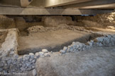 <center>La Crypte archéologique. </center>Entre les deux murs, on remplit avec de la terre, des pierres. Ce sera ensuite l'emplacement de la chapelle Saint Sébastien.
