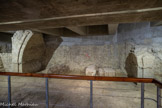 <center>La Crypte archéologique. </center>Vestige du pont qui reliait les deux bastions.