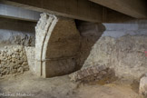 <center>La Crypte archéologique. </center>Vestige du pont qui reliait les deux bastions.