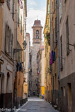 <center>Le Vieux Nice.</center>Rue de la croix. Clocher de l'église du Gésus (42m de hauteur) est construit en briques apparentes, à la façon piémontaise. Il est couvert d’un toit en forme de chapeau de gendarme recouvert de tuiles colorées et vernissées à la mode génoise.