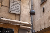 <center>Le Vieux Nice.</center>Le boulet est celui que l'on peut voir, en levant les yeux, dans la Rue Droite, à l'intersection avec la Rue de la Loge. Ces boulets à canon furent tirés par la flotte turque sur la ville de Nice lors du siège franco-turc en 1543, lors de la 9e Guerre d'Italie. C'est aussi à cette occasion que s'illustra selon la légende Catherine Ségurane, symbole de la résistance de la population, lors d'un assaut des attaquants le 15 août. Le 8 septembre, la flotte se retira à l'arrivée de renforts obtenus par Charles III.