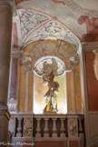 <center>Le Palais Lascaris. </center>L’escalier est agrémenté de balustres sculptées et de statues de marbre (Mars, Vénus, buste de Bacchus enfant et bustes « à l’antique » d’ancêtres impériaux de la famille des Lascaris-Vintimille).
Les statues comme les bustes ont été placés dans des niches encadrées d’ornements en stuc de style rococo, réalisés en 1766, lors d’une restauration.