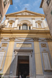 <center>Eglise du Gesù.</center>1612-1642. À l’origine, simple chapelle des jésuites, elle a servi de modèle à toutes les églises baroques de Nice et de sa région. C'est en 1603 qu'un riche marchand niçois qui s'était installé à Rome, Pons Ceva, donne, sur le conseil de saint Philippe Néri, une somme d'argent importante pour la construction d'un collège de Jésuites à Nice.  La première pierre de l'église, qui était surnommée la Chiesetta, dédiée au Saint-Nom-de-Jésus et à Saint Just est posée le 3 juin 1612. Pour agrandir cette église, les jésuites achètent une maison à côté. Les travaux de la nouvelle église commencent en 1642. Le gros œuvre est terminé en 1650. Elle n'a reçu sa façade actuelle, dans le goût baroque, qu'en 1825. Celle-ci a été réalisée par Aycar.