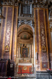 <center>Eglise du Gesù.</center>La chapelle de saint Michel-Archange, plus petite. Saint Michel est représenté dans le tableau central en train de terrasser le démon. A la voûte et sur l’antependium de l’autel on retrouve le thème de l’ancre qui symbolise l’espérance.