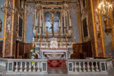 <center>Eglise du Gesù.</center>Le choeur. Il est délimité par une balustrade polygonale et est orné d’un autel de marbre surmonté d’un beau crucifix.