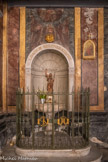 <center>Eglise du Gesù.</center>Les fonts baptismaux. Ils sont situés tout de suite à droite en entrant dans le sanctuaire. Ils furent placés ici en 1802 lorsque l’église devint paroissiale. La vasque est ornée d’une statue de saint Jean-Baptiste.