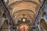 <center>La cathédrale Sainte-Réparate. </center>Voûte en plein cintre, comme celle des deux nefs latérales ; sur les arcs rythmant les 4 travées, angelots, invocations à la Vierge.