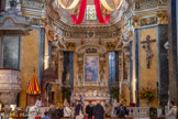 <center>La cathédrale Sainte-Réparate. </center>Le maître-autel est surmonté d'une représentation de la Gloire de Sainte Réparate, vierge martyre dont les restes reposent dans la cathédrale depuis 1690. L'ombrellino, pavillon rouge et or, signe des basiliques, est ici depuis 1949. Tableau du milieu 17e siècle.