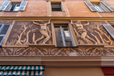 <center>Le Vieux Nice.</center>Maison « d'Adam et Eve » XVIe siècle. Cette maison simple porte un haut-relief représentant un homme et une femme sauvage souvent assimilés à Adam et Eve, ou, par la tradition populaire niçoise, aux incessantes querelles de ménage des habitants de l'immeuble. Autour, le décor en « sgraffito » est daté 1584