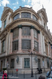 <center>Le Cours Saleya.</center>L’opéra de Nice. La rotonde d'angle avec ses verrières. Sur les murs, grandes lanternes extérieures en bronze richement ornée, suspendues à un bras d’applique en crosse (accolées à un support ornementé d’une lyre. Le luminaire est aujourd’hui électrifié, vitrée sur ses 4 faces).