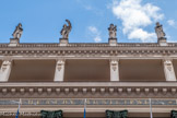 <center>Le Cours Saleya.</center>L’opéra de Nice. Entre les pavillons, s'élèvent quatre statues de muses : Euterpe, Melpomène, Thalie, Terpsichore.