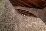 <center>L'abbaye Sainte-Marie-d'Arles-sur-Tech </center>Le cloitre. Il se compose d'une galerie couverte d'un toit en appentis avec charpente apparente et, aux quatre angles, s'appuient les murs des anciens bâtiments claustraux devenus propriétés particulières. L'arcature du cloître, celle de la salle capitulaire et les arcs établis aux quatre angles sont de marbre blanc ; les autres murs sont en galets de mortier.