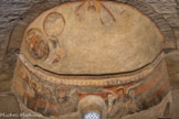 <center>L'abbaye Sainte-Marie-d'Arles-sur-Tech </center>Décor à fresques datables du XIIe siècle, avec deux figures d'anges (séraphins aux ailes décorées d'yeux) et, au dessus, le Christ en majesté entouré des quatre évangélistes.